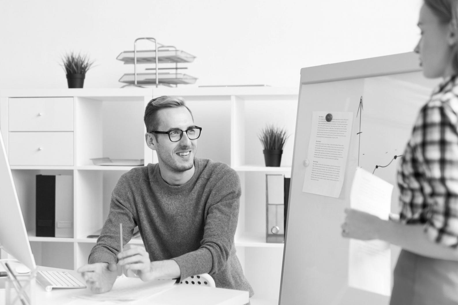 Session de formation en groupe sur l'analyse de tableaux de bord financiers